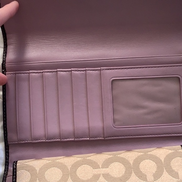 Coach wallet hardly used. Has a tiny stain - Picture 4 of 8